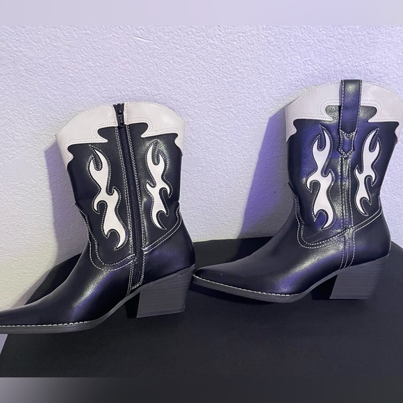 Women’s cowboy boots. Like new condition - Picture 6 of 9